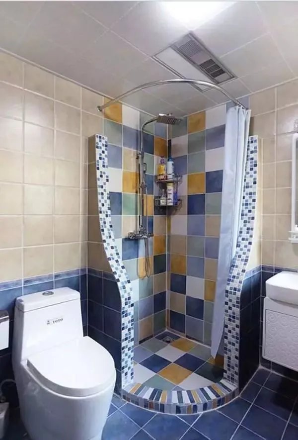 卫生间里可以做个半墙隔断，这样干湿分离好也好看！