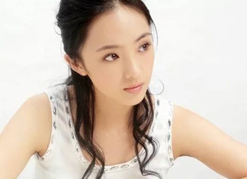 火凤凰里叶寸心的妈妈是谁