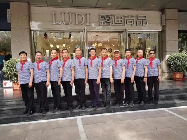 看到广场舞大妈在三伏天坚持跳舞,你想说什么?