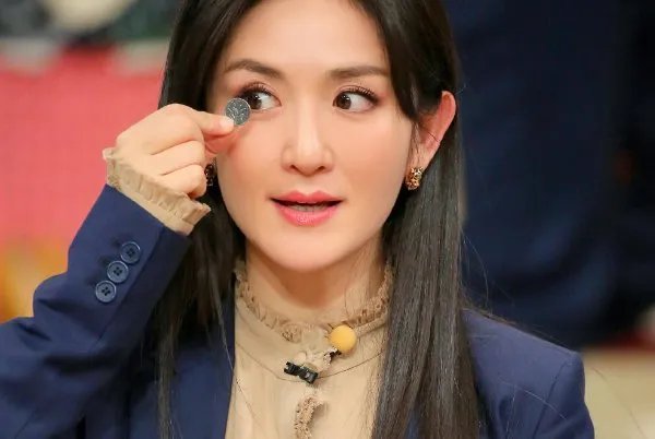 到底发生了什么，何炅和谢娜的友谊的小船被爆翻船？