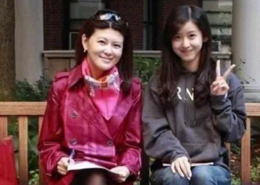 比刘强东大五岁的丈母娘长啥样，看到照片后与章泽天合照像姐妹，有多漂亮？