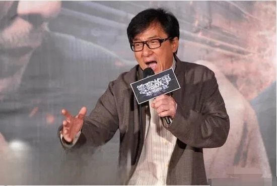 曝成龙拍戏被整惨 曾被直升机吊半空45分钟