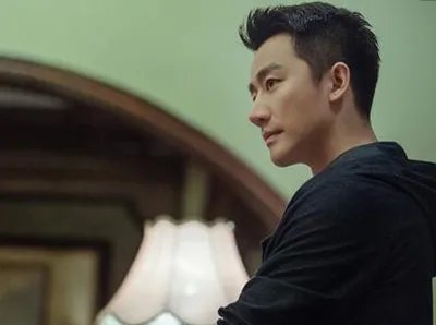 小力士奶粉出事的时候其他人都想要踢卫哲出局你怎样看？