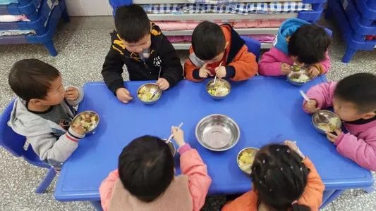 幼儿园萌娃穿7件衣服上学， 会不会影响孩子的生长发育？