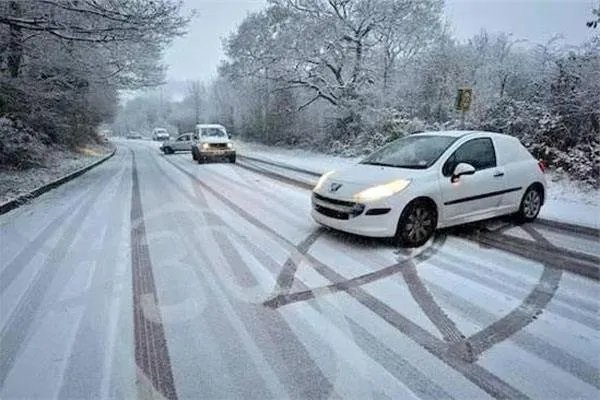 降雪导致内蒙古荣乌高速9车连撞，雪天出行应该如何给车做防滑措施？