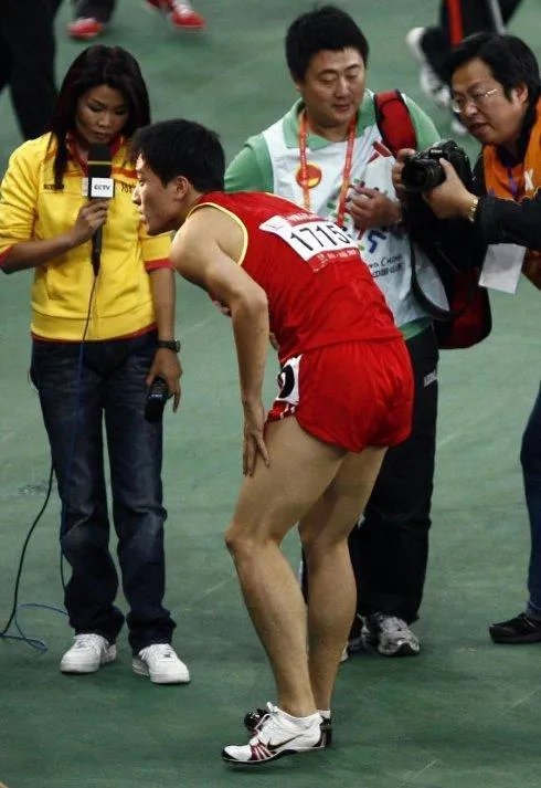 重要的田径比赛央5的记者是不是都是让冬日娜去?从专业的角度看,她的业务水平怎么样?