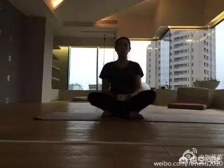 蒋勤勤挺大肚做高难度瑜伽动作吓坏网友，怀孕期间可以做瑜伽吗？