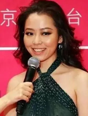 #维密大秀#张靓颖成第一个登上维密舞台的中国歌手，她的时尚品味如何？