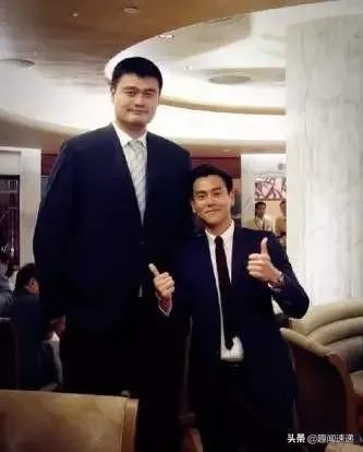 跟姚明合影，如何站位才能避免尴尬？