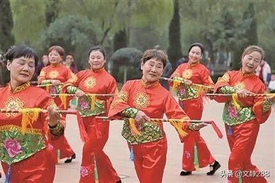 有些大妈跳广场舞一边看教学视频，一边跳，好像记不住动作，请问你怎么看？