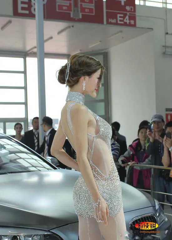2012北京车展一大亮点 李颖芝的透视齐X小钻裙