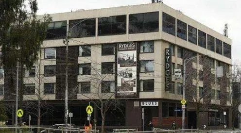 澳洲一熊孩子在隔离酒店内涂抹粪便，为何致千人感染？