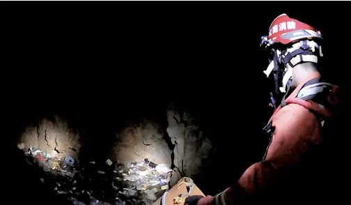 男子坠入深坑生还究竟经历了什么？