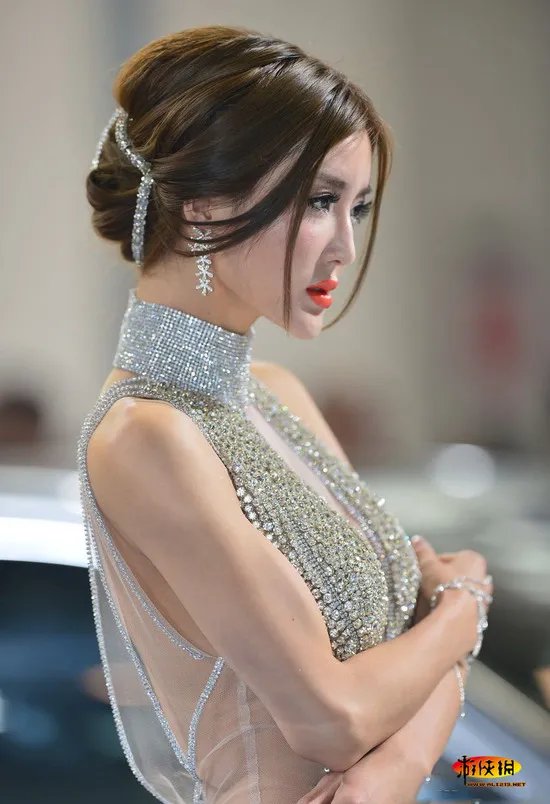 2012北京车展一大亮点 李颖芝的透视齐X小钻裙