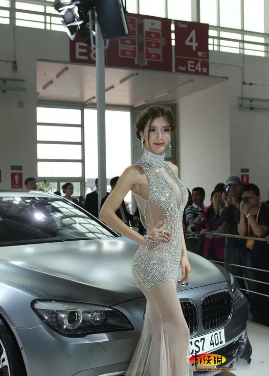 2012北京车展一大亮点 李颖芝的透视齐X小钻裙