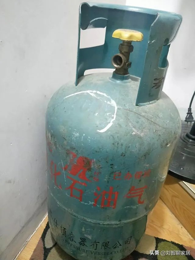 无锡燃气爆炸，对遇难的人表示悲伤，请问煤气罐起火，应该先灭火还是先关阀门？