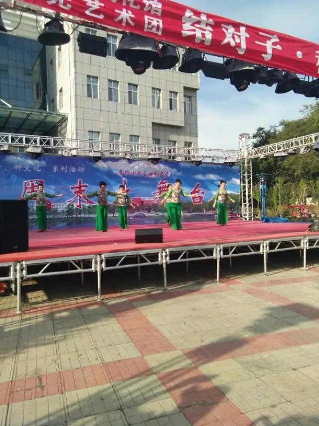 上联:戏演古今情，善恶忠奸收眼底，请对下联？