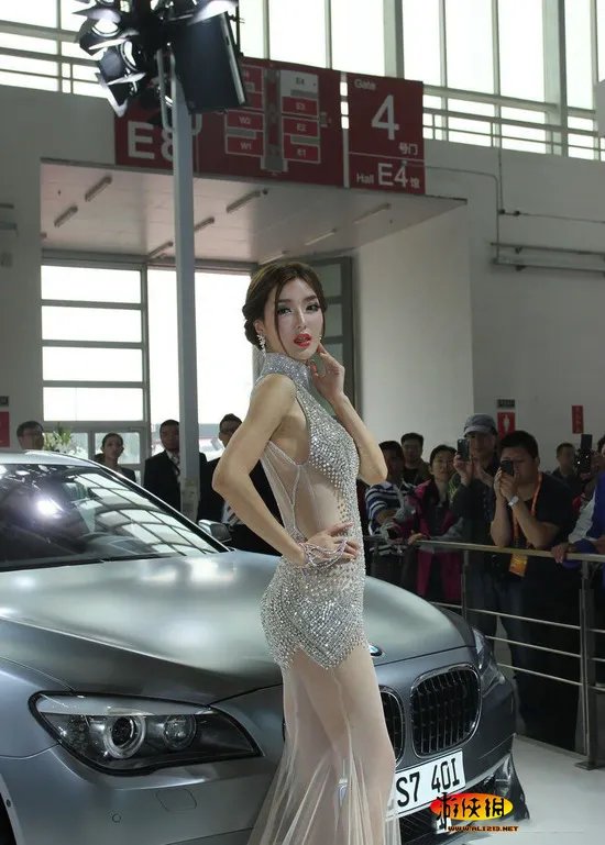 2012北京车展一大亮点 李颖芝的透视齐X小钻裙