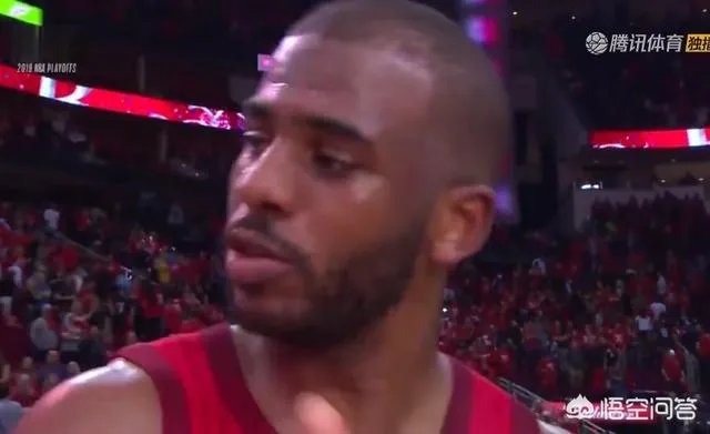 “摸头”上瘾？保罗在采访时，塔克再次偷袭摸头成功。为何这次保罗只是口头警告塔克？