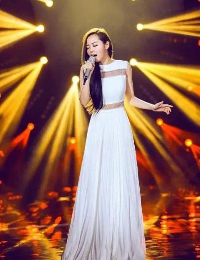 #维密大秀#张靓颖成第一个登上维密舞台的中国歌手，她的时尚品味如何？