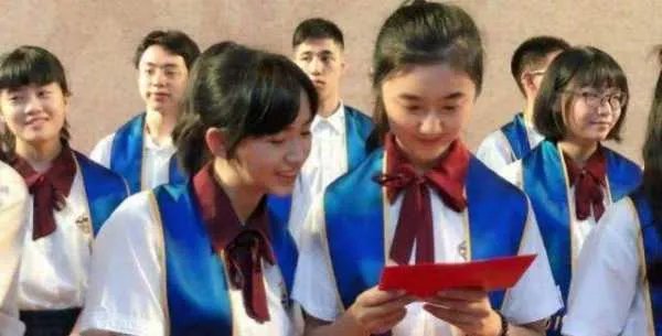 “点读机女孩”高考成绩曝光，网友为何说你敢再说So easy不？