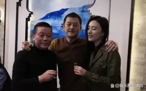 李亚鹏与女友拍婚纱大片，左手戴钻戒疑好事将近，两人是真爱吗？