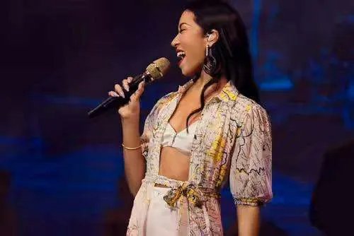 从不被看好的“黑妞”到人气歌手，吉克隽逸遇到过哪些麻烦？