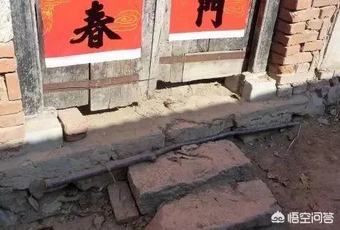 在农村过年时，门口横放一棵高粱秸什么用意？