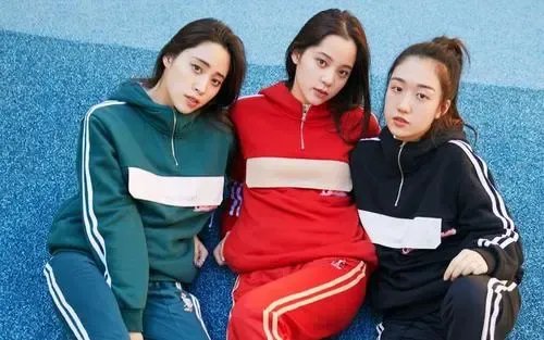 欧阳妮妮和张书豪牵手画面曝光，你觉得两人般配吗？