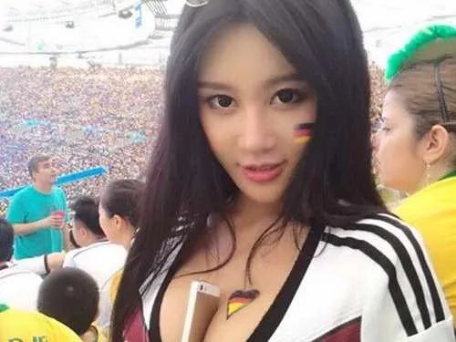 比基尼宝贝樊玲号称“中国乳神”  因胸夹手机一夜爆红