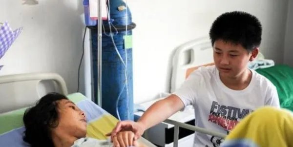 对于大二女生休学两年陪伴患癌母亲一事，你怎么看？