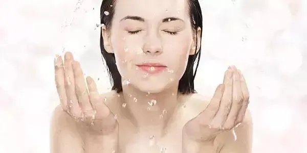 素颜也很漂亮的女生，长什么样？