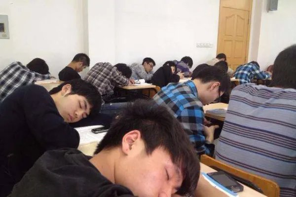 当代大学生现状，80%空闲时间蜗居宿舍，真的是因为沉迷游戏吗