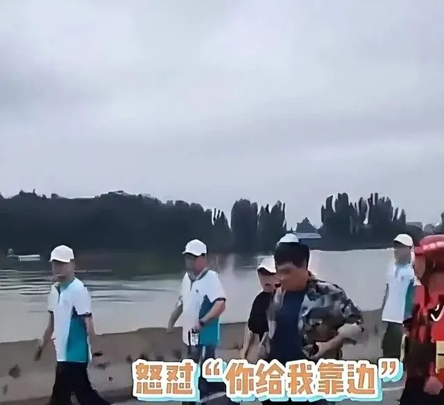 对于韩红去河南救灾,怒斥合影者“一边去”,大家有什么看法?