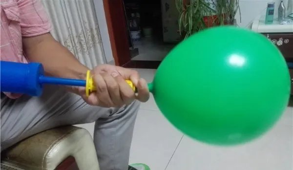 普通气球打结方法图解