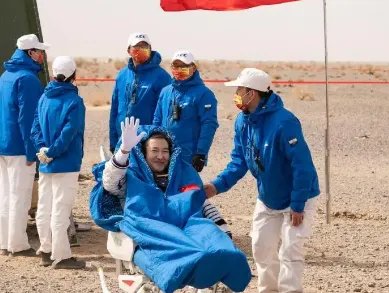 神舟十三号载人飞船返回舱成功着陆，航天员着陆时的场景是怎样的？