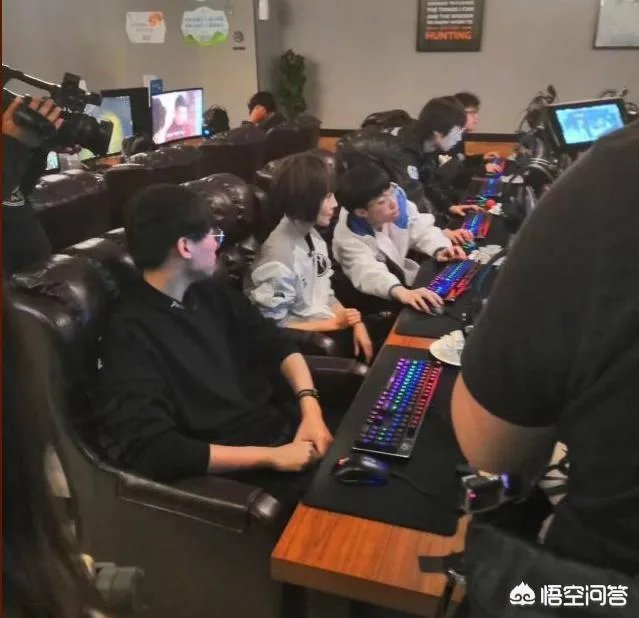 IG队员和陈鲁豫“网吧五连坐”，NING王宝蓝亲自护驾，JKL葛优瘫，你怎么看？