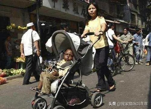 女儿和非洲小伙离婚了，孩子留给男方好还是留给女方好？
