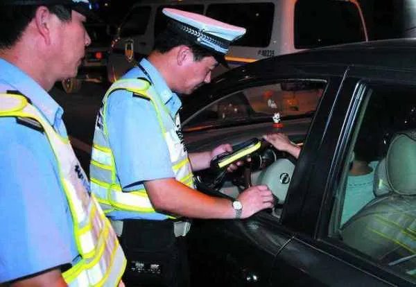 廊坊一轿车冲过夜市撞飞数人，司机要负什么责任