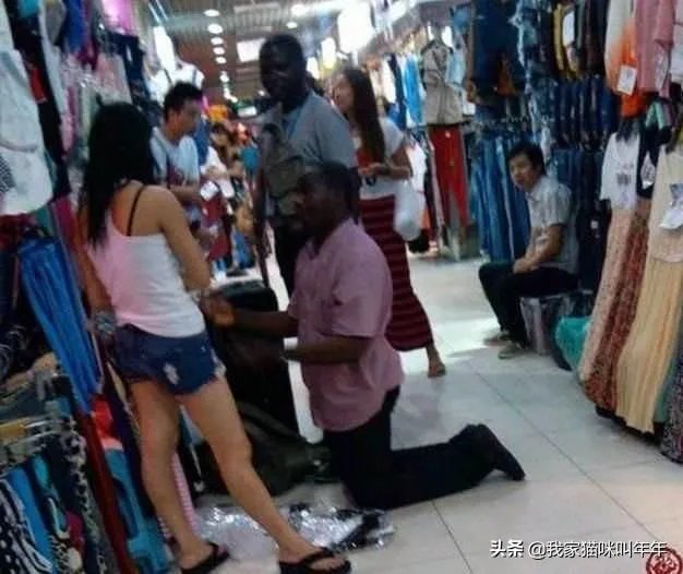 女儿和非洲小伙离婚了，孩子留给男方好还是留给女方好？