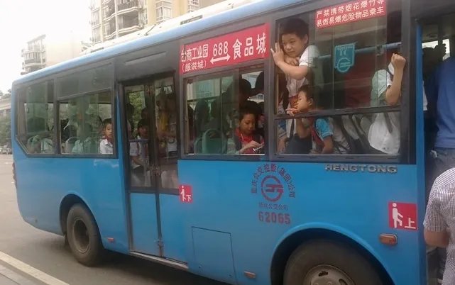 中国校车冲破墙面~完好无损~孩子的福音~中国的希望！