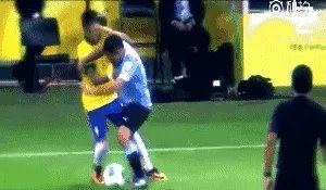 上海上港1比0蔚山现代武磊又闹笑话了,假摔怎么看?