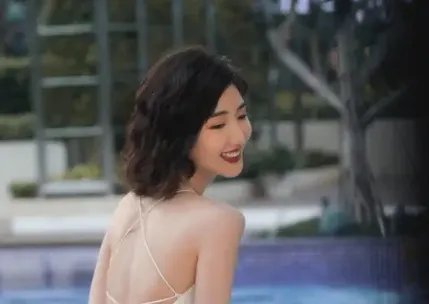 毛晓彤亮相华鼎奖红毯，港风造型的她为我们带来怎样的美感？