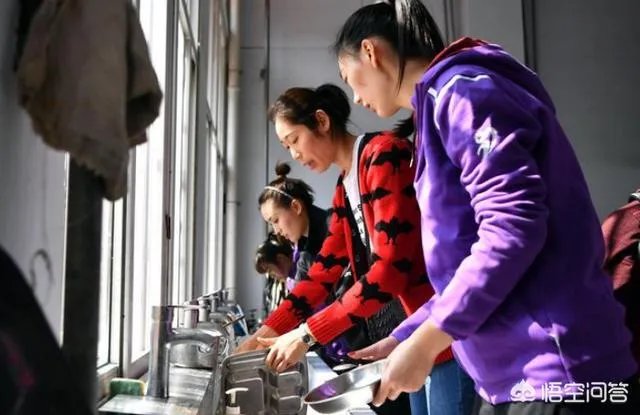 朱婷荣归故里，回河南老家排队吃食堂并主动刷碗，如何评价她的行为？