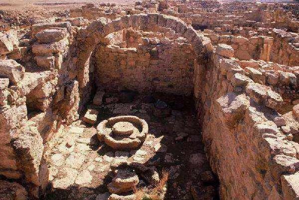 女子老房拆迁挖到深洞，竟是千年古墓吗，目前考古学家有何发现？