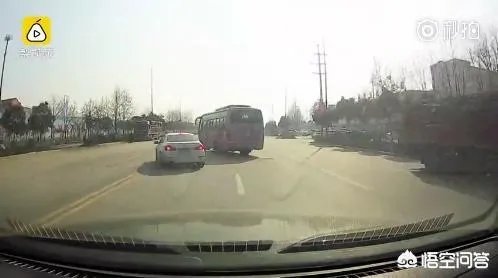 周口宝马大巴斗气互别，双方为了怄气互相别挡，你怎么看？