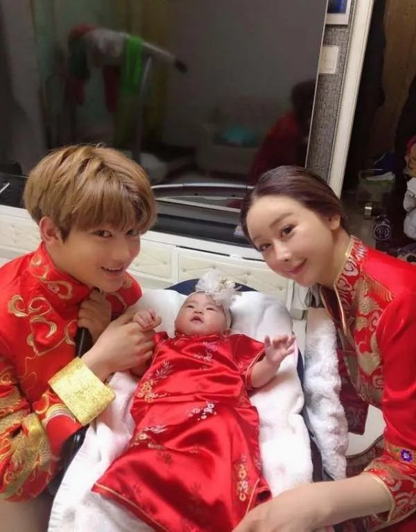 结束离婚风波后，咸素媛疯狂晒老公秀恩爱，陈华爱不爱她呢？