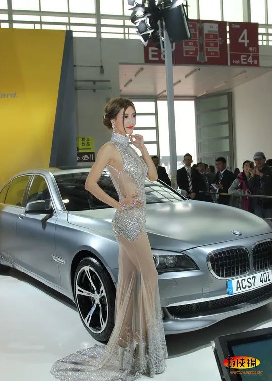 2012北京车展一大亮点 李颖芝的透视齐X小钻裙