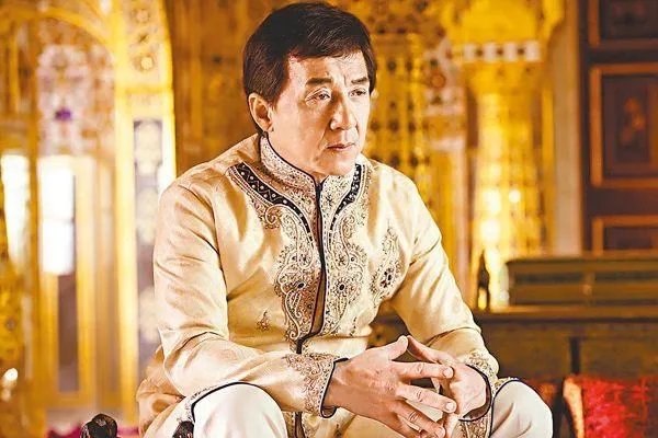 林凤娇相貌一般，当初成龙大哥为啥会选择她？