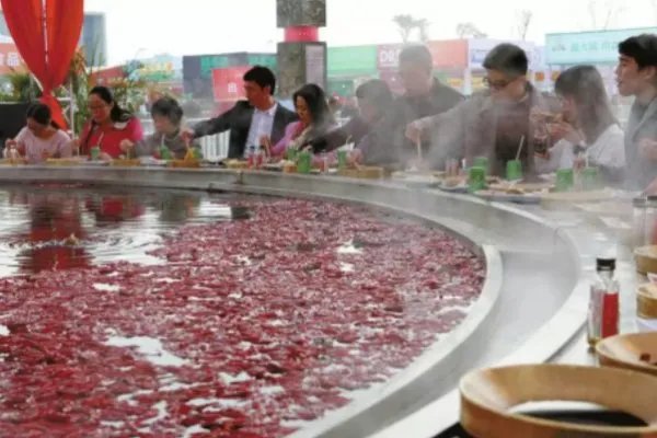 第一大火锅56人同时开吃，这样不会传染疾病吗？